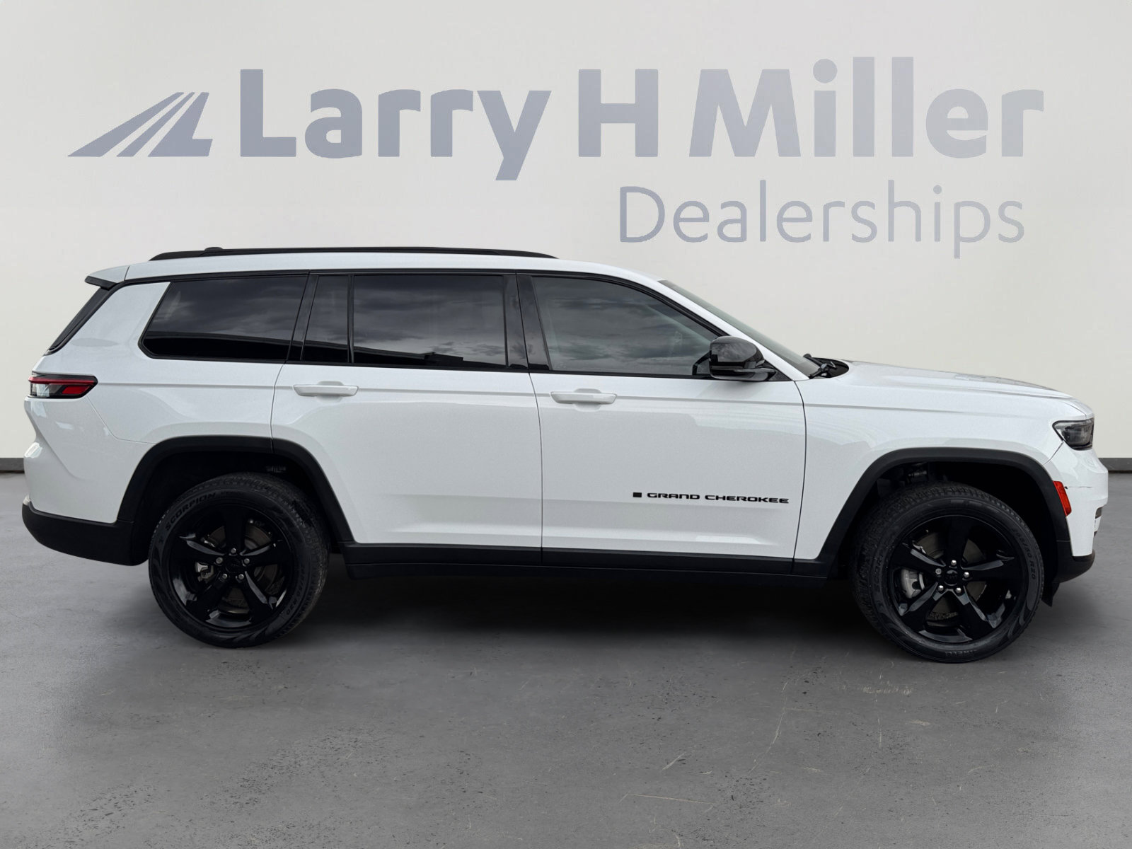 Used 2023 Jeep Grand Cherokee L Limited w/ Black Appearance Package AWD/4WD image 6