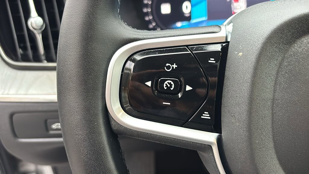 Certified 2025 Volvo XC60 B5 Plus AWD/4WD image 17