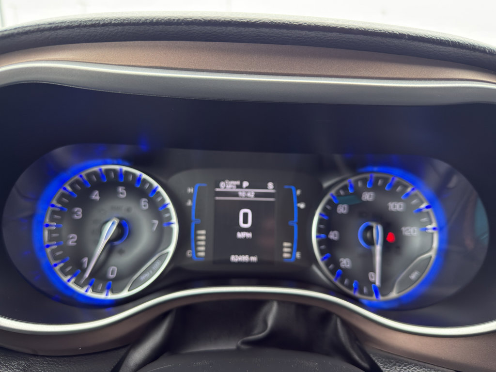 Used 2017 Chrysler Pacifica Touring-L image 16