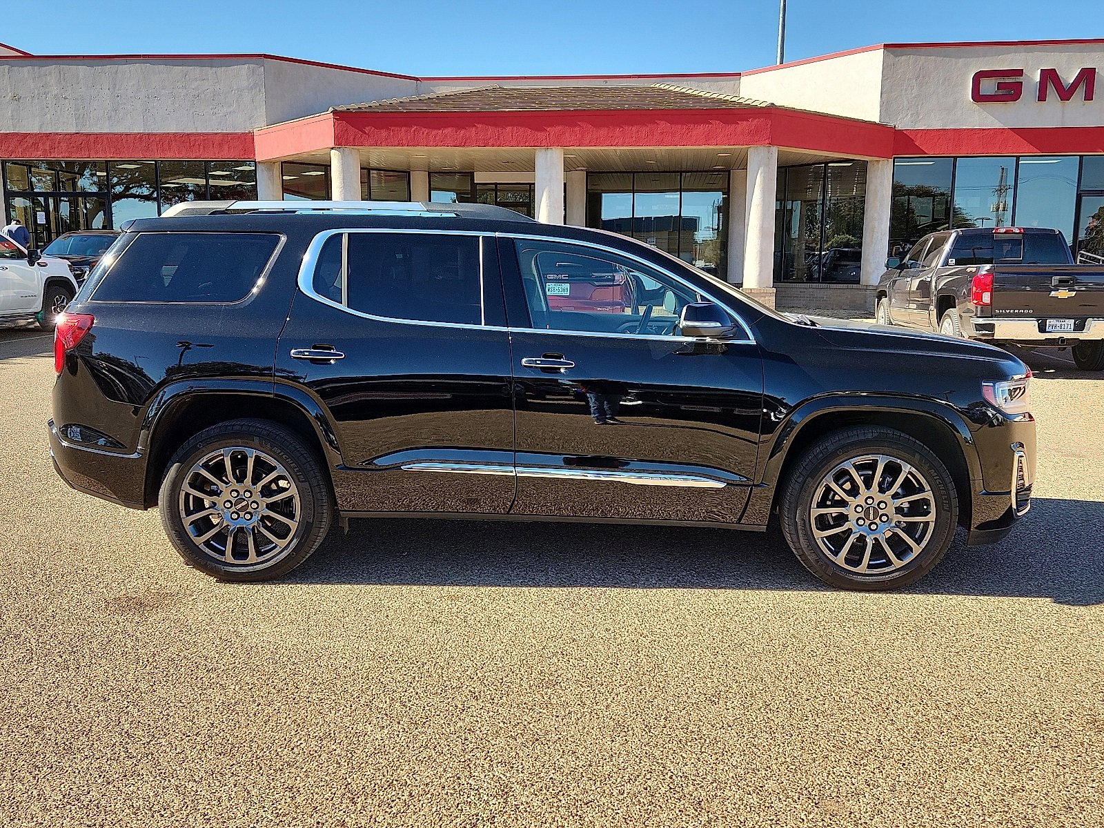 Used 2023 GMC Acadia Denali w/ Black Diamond Edition image 5