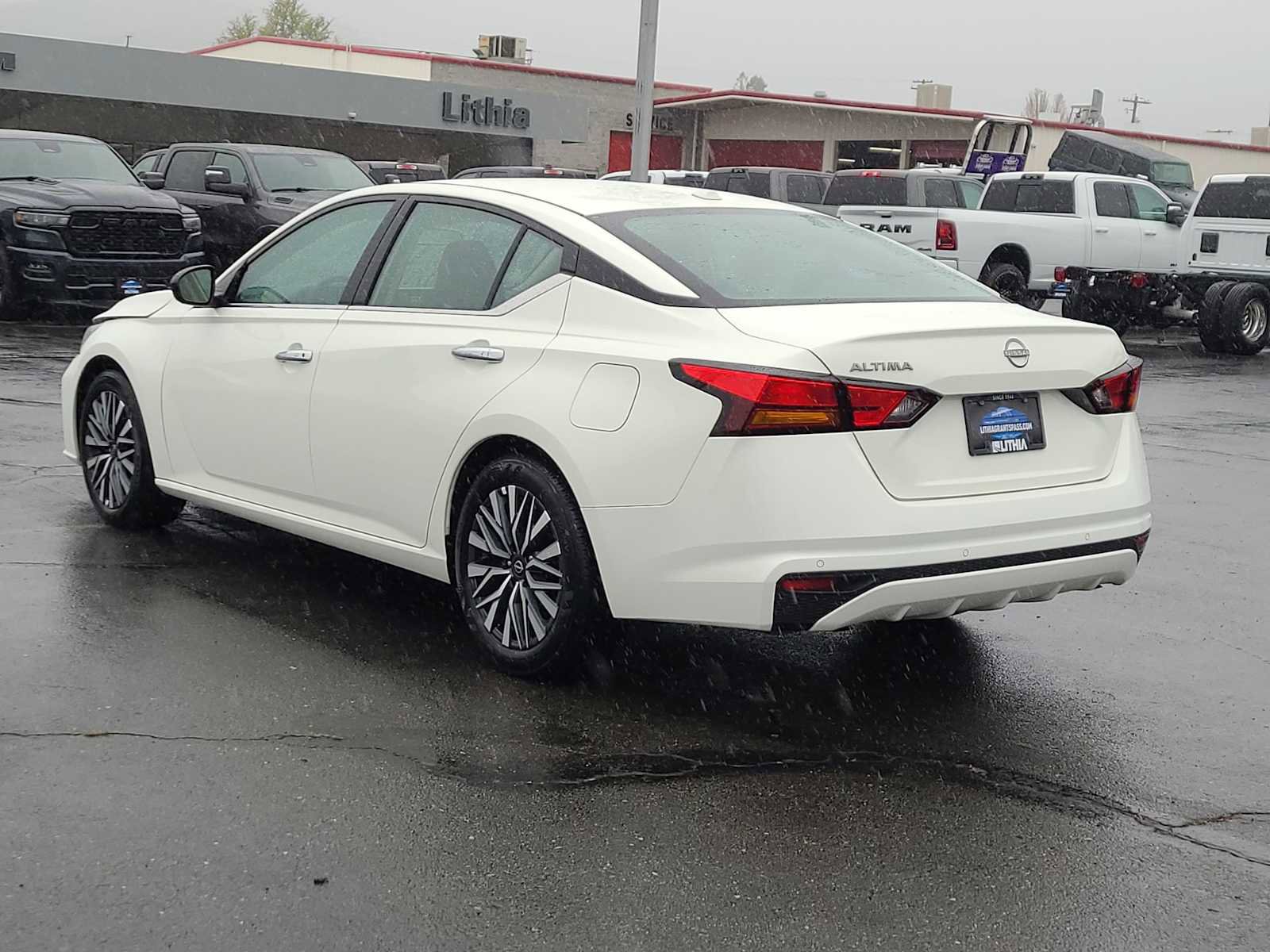 Used 2025 Nissan Altima 2.5 SV FWD image 12