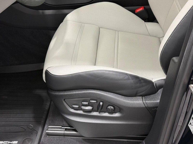 Certified 2025 Porsche Cayenne Turbo AWD/4WD image 26