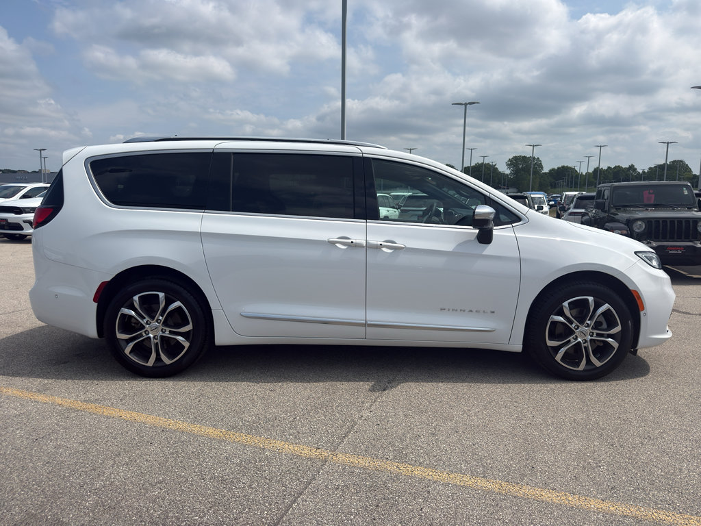 Used 2025 Chrysler Pacifica Pinnacle w/ Trailer Tow Group AWD/4WD image 4