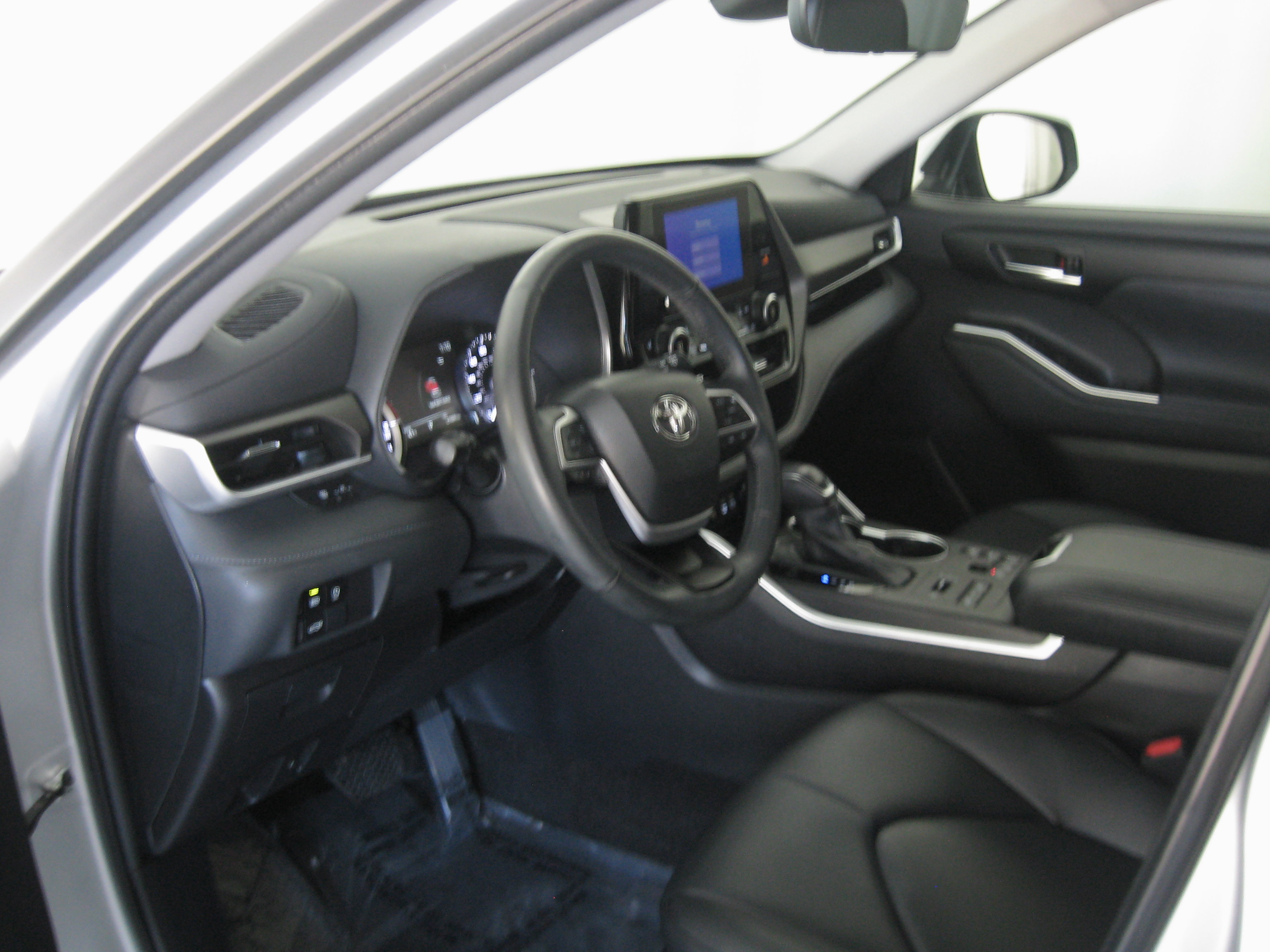 Used 2023 Toyota Highlander XLE image 11