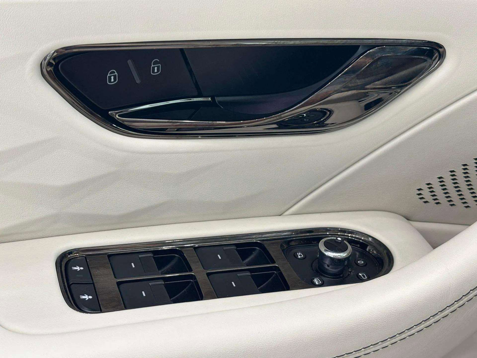 New 2025 Bentley Flying Spur Plug-In Hybrid image 22