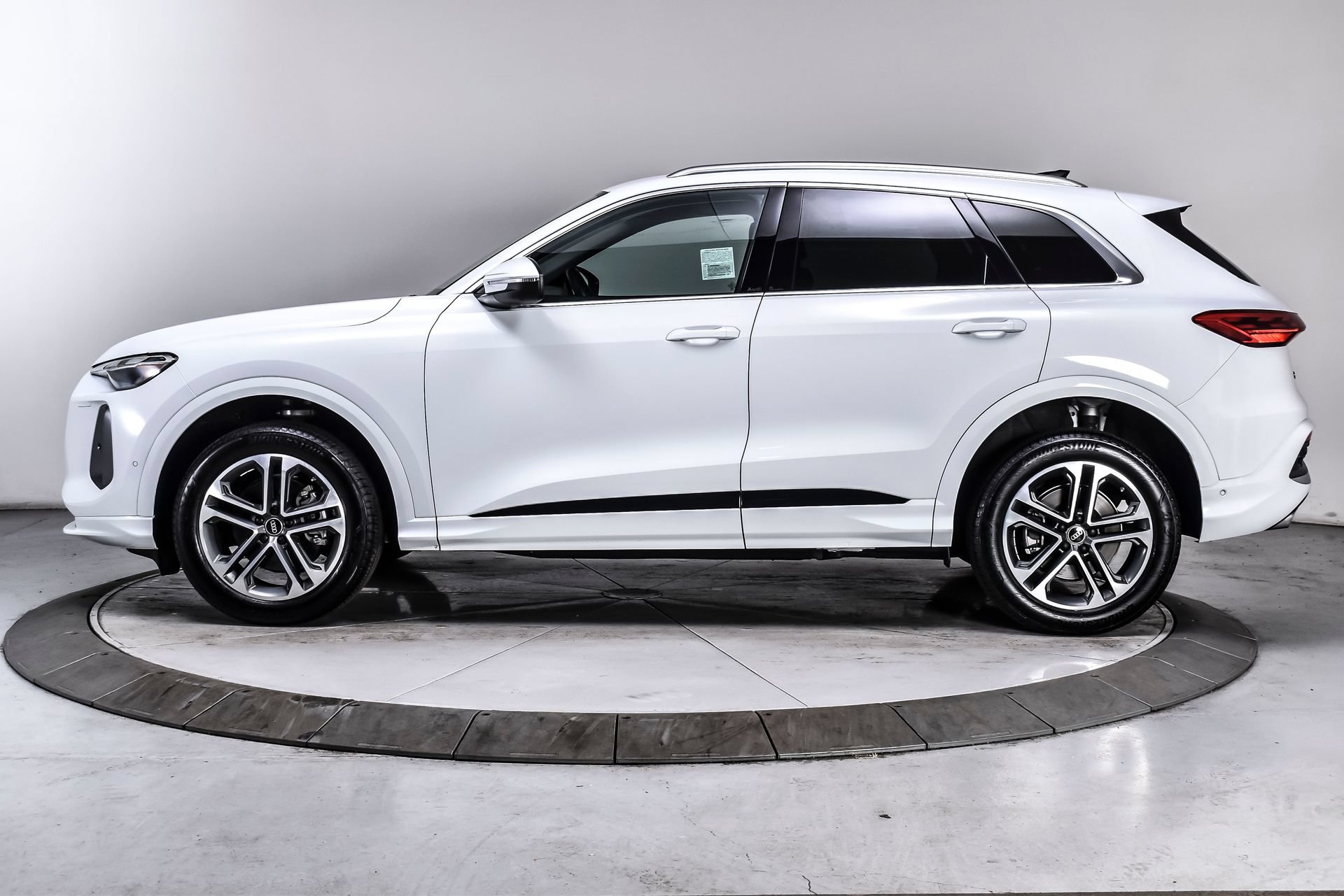 Used 2025 Audi Q5 Premium w/ Convenience Package AWD/4WD image 3