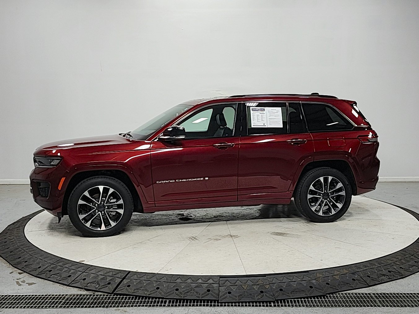 Used 2023 Jeep Grand Cherokee Overland AWD/4WD image 7