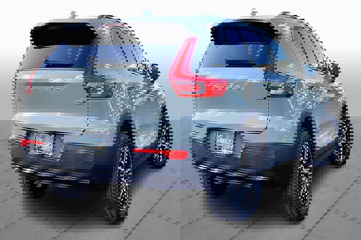 Used 2024 Volvo XC40 B5 Core image 13