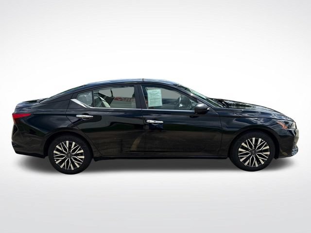 Used 2025 Nissan Altima 2.5 SV FWD image 12