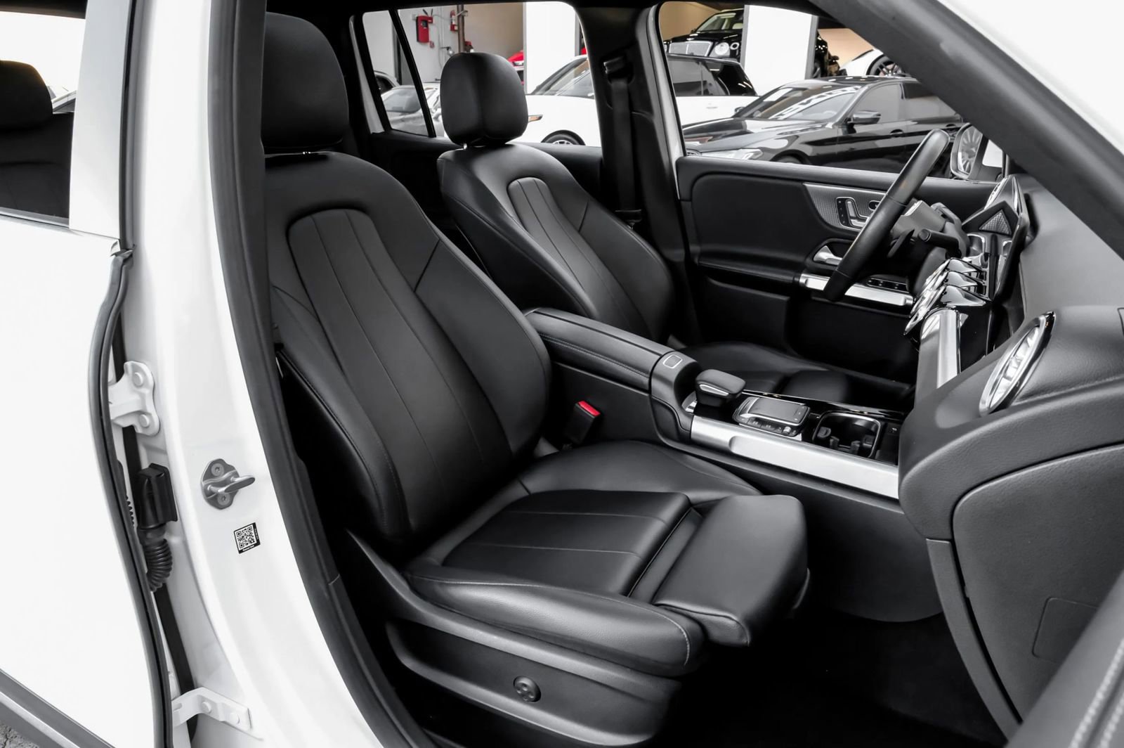 Used 2021 Mercedes-Benz GLB 250 4MATIC w/ Premium Package image 35