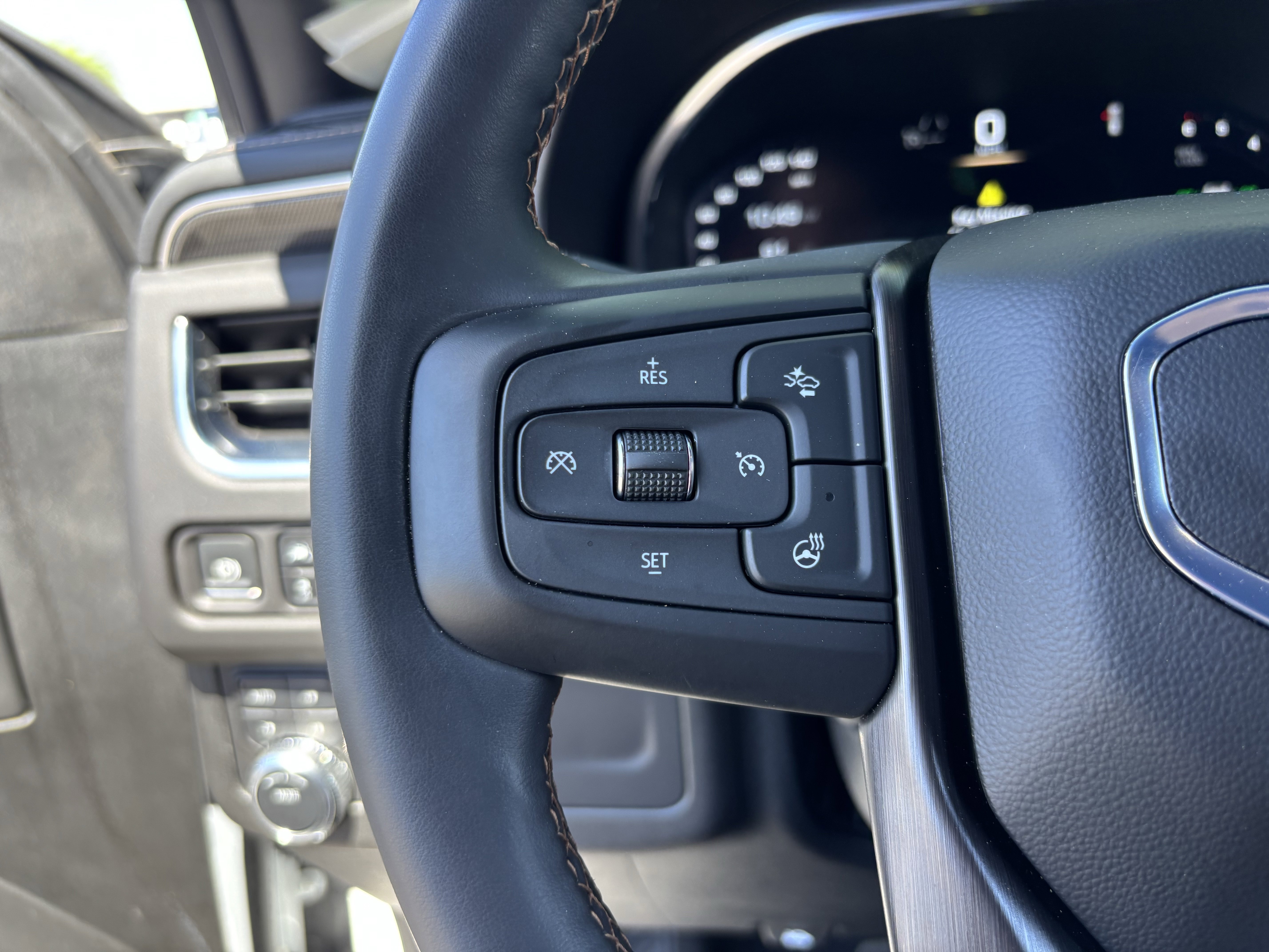 Used 2024 GMC Yukon XL AT4 w/ Technology Package AWD/4WD image 27