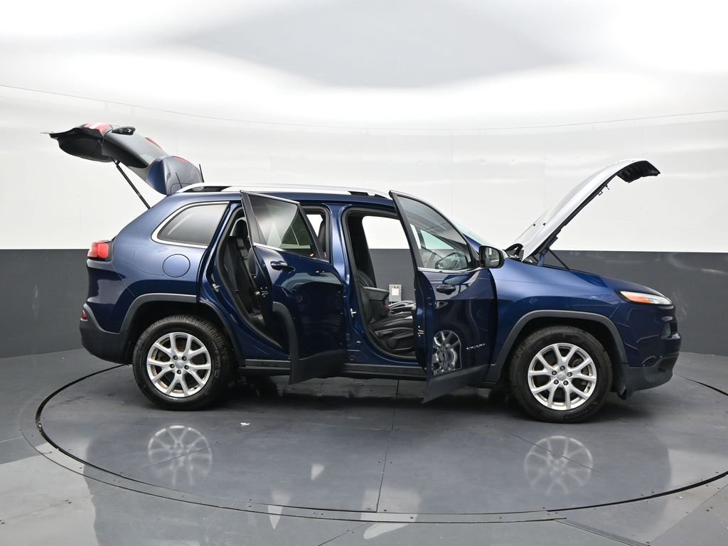 Used 2018 Jeep Cherokee Latitude Plus w/ Cold Weather Group FWD image 28