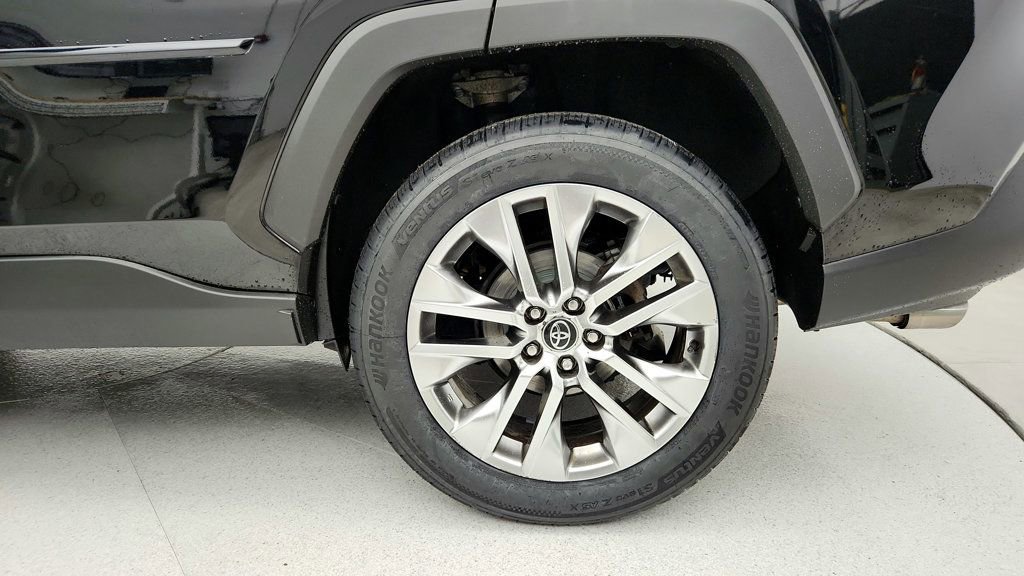 Used 2020 Toyota RAV4 XLE Premium image 9