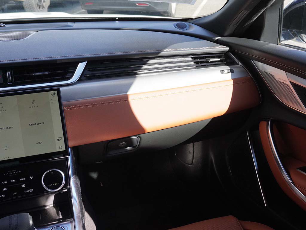 Used 2024 Jaguar XF R-Dynamic SE RWD image 28