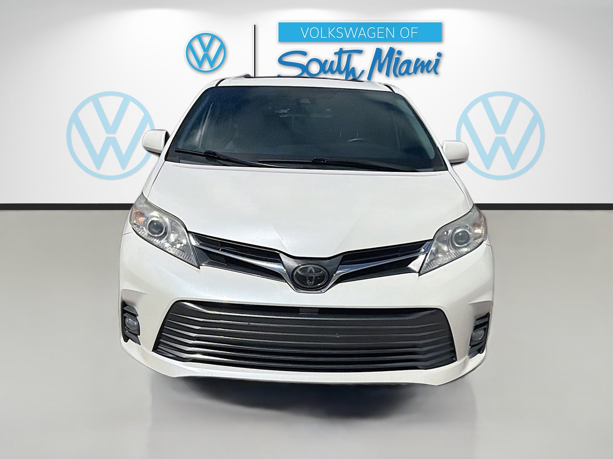 Used 2020 Toyota Sienna XLE image 2