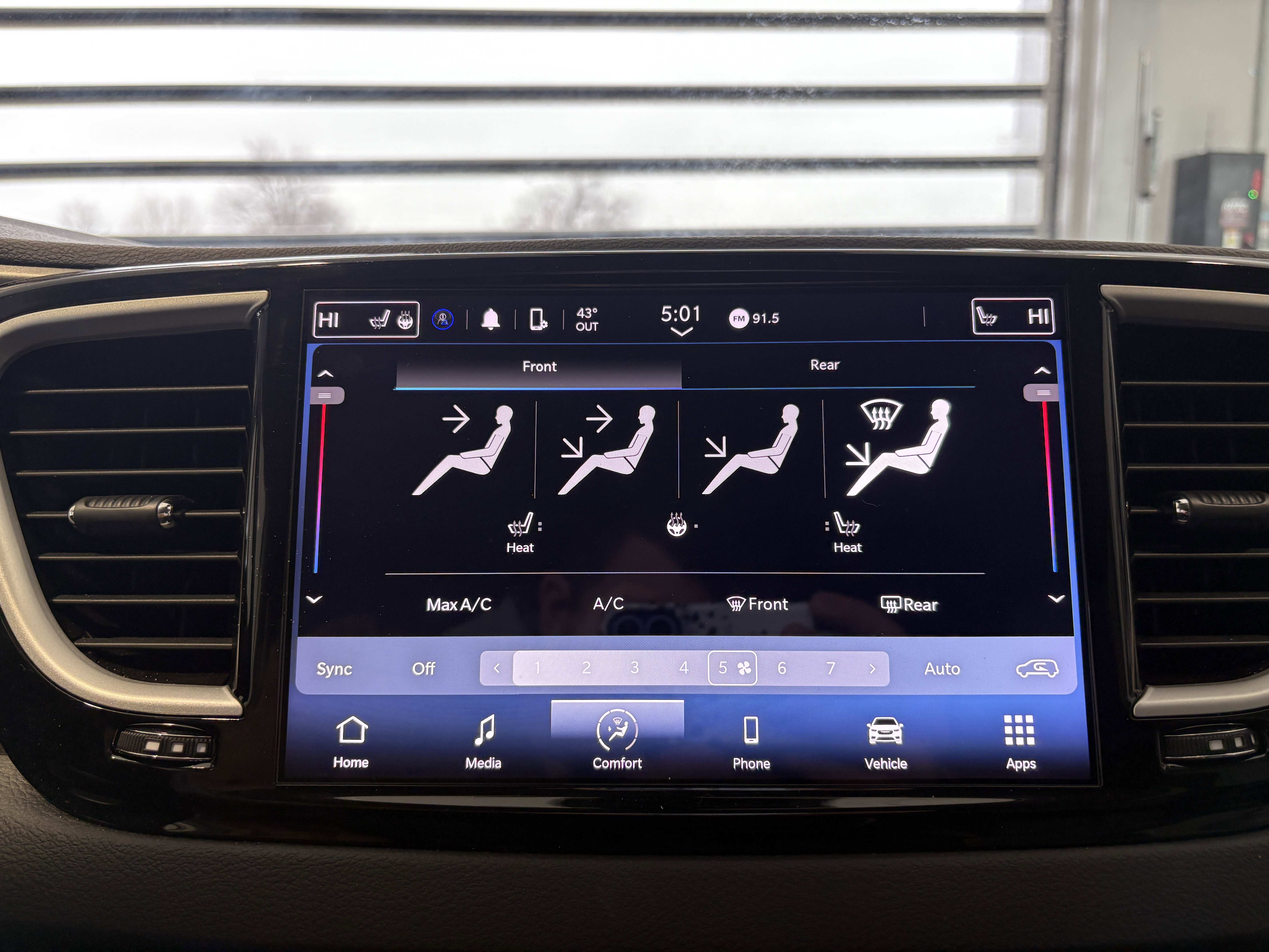 Used 2024 Chrysler Pacifica Touring-L image 16