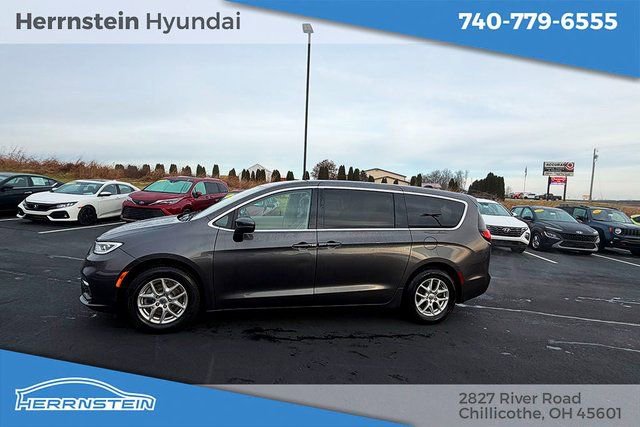 Used 2023 Chrysler Pacifica Touring-L image 4