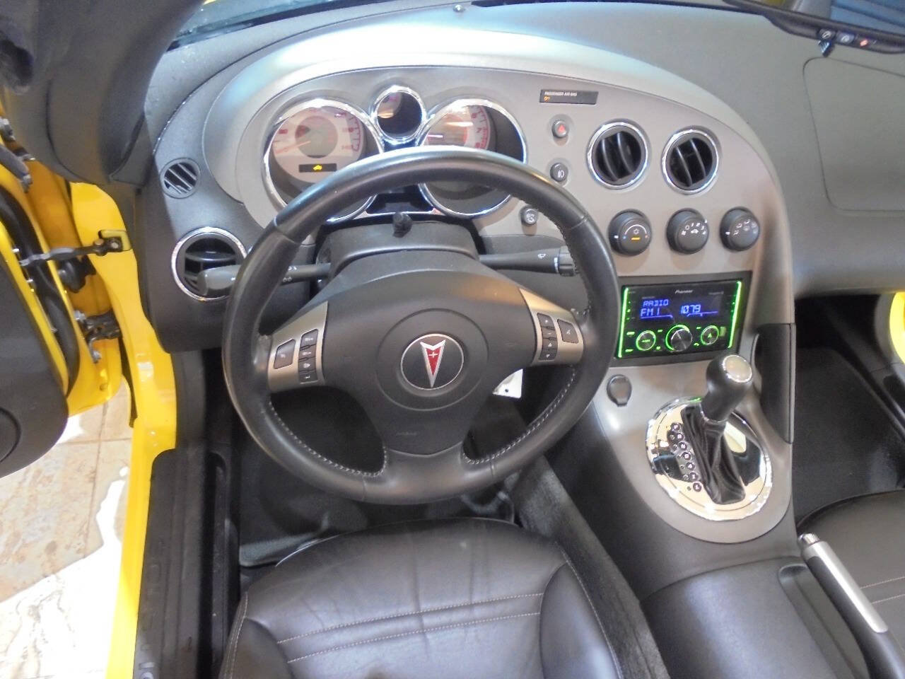 Used 2007 Pontiac Solstice Convertible RWD image 12