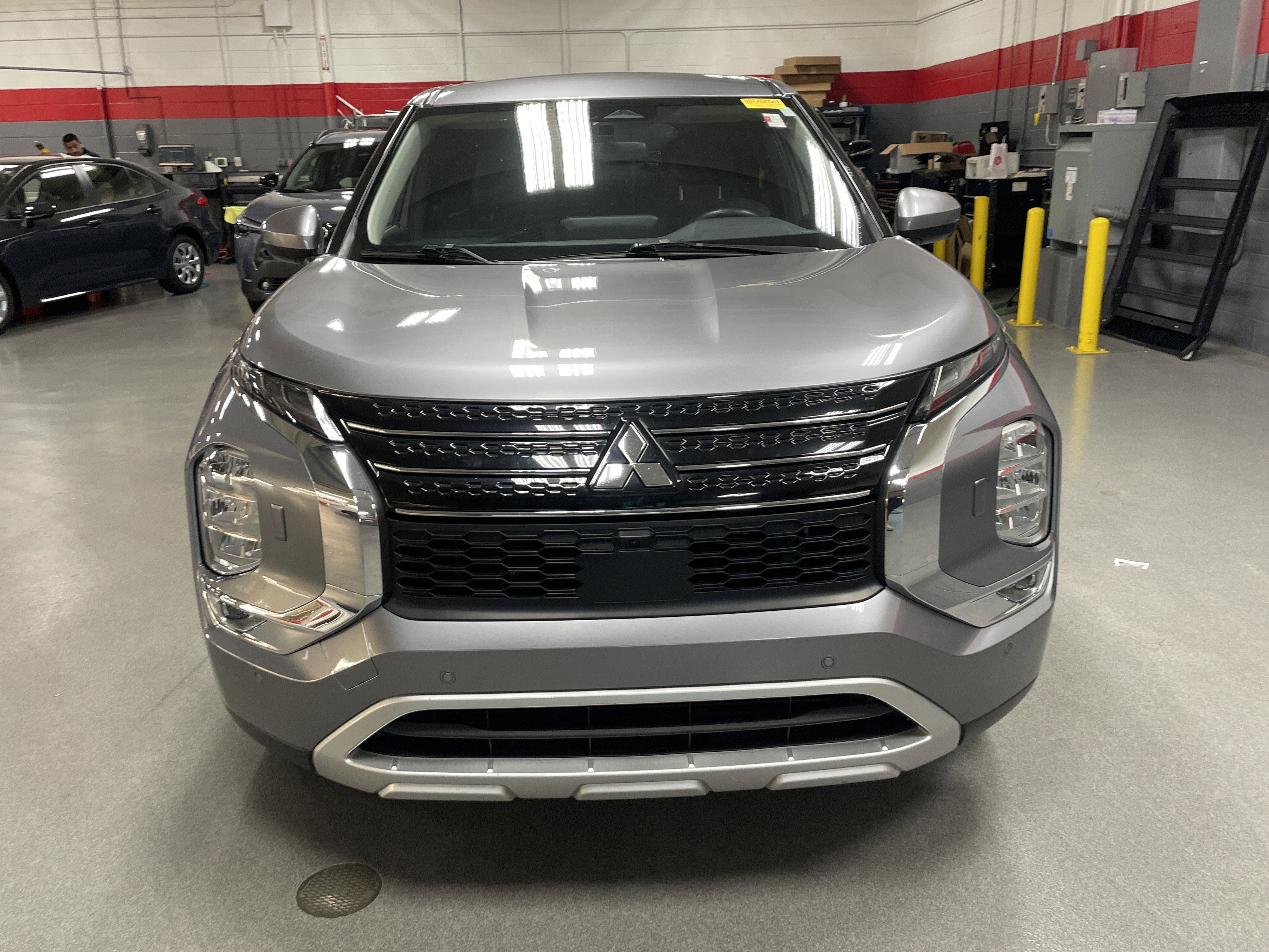 Used 2024 Mitsubishi Outlander SE image 3