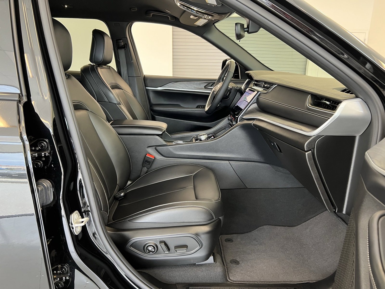 Used 2024 Jeep Grand Cherokee L Limited w/ Black Appearance Package image 49