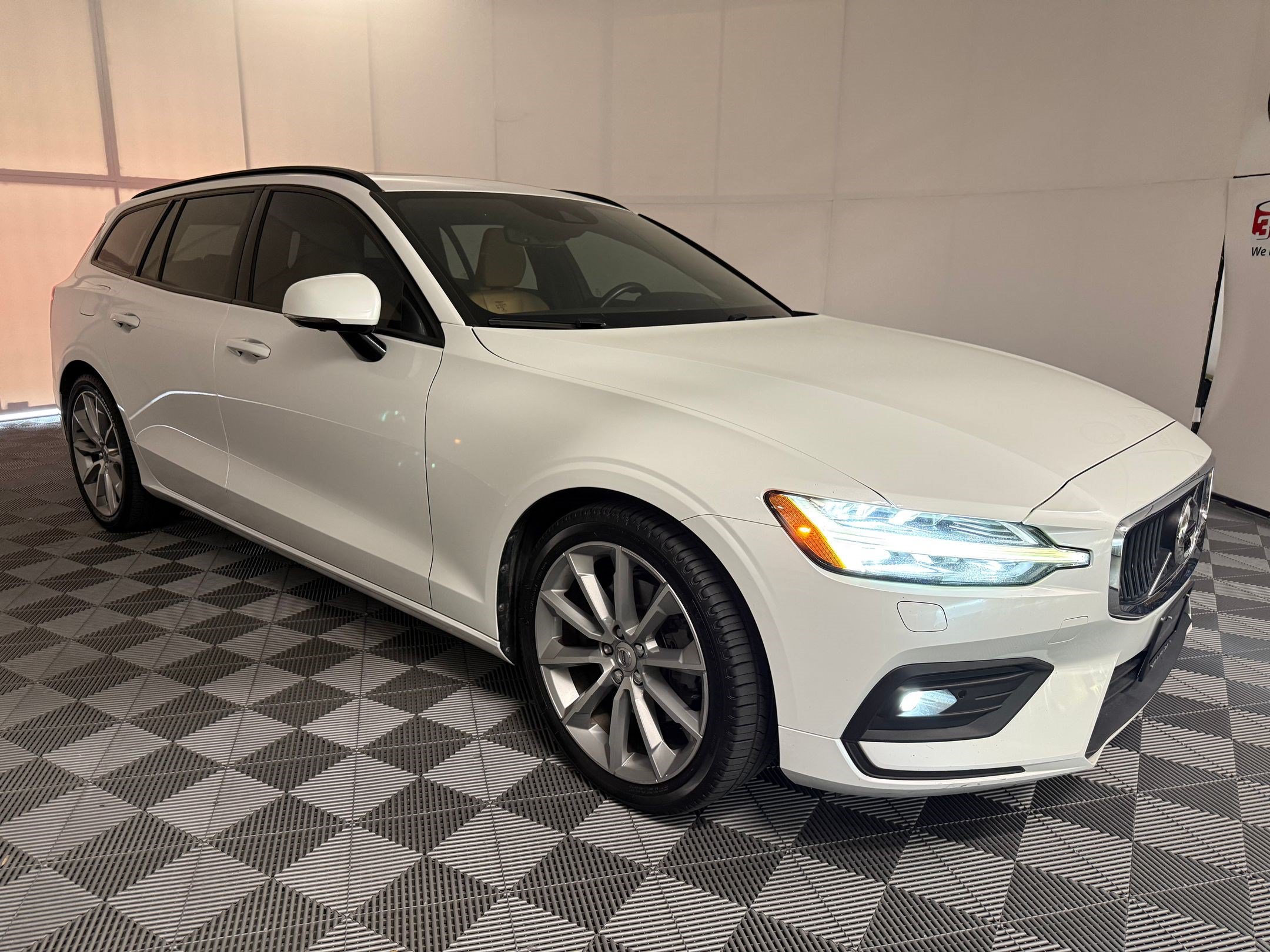 Used 2020 Volvo V60 T5 Momentum FWD image 7