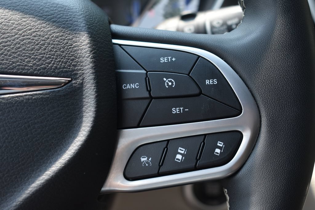 Used 2024 Chrysler Pacifica Touring-L FWD image 15