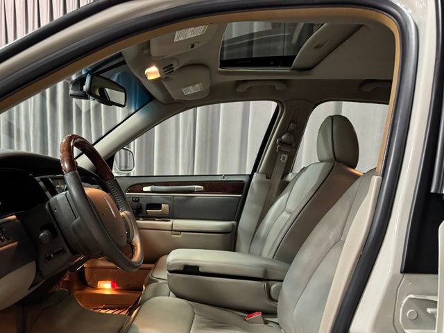 Used 2006 Lincoln Town Car Designer Series RWD image 23