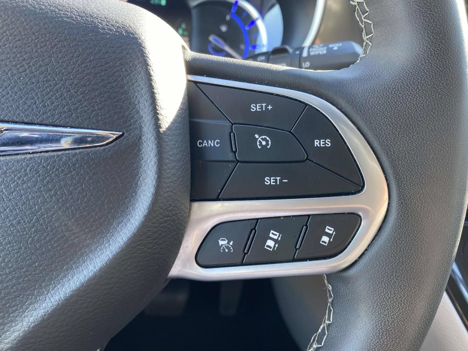 Used 2024 Chrysler Pacifica Limited FWD image 20