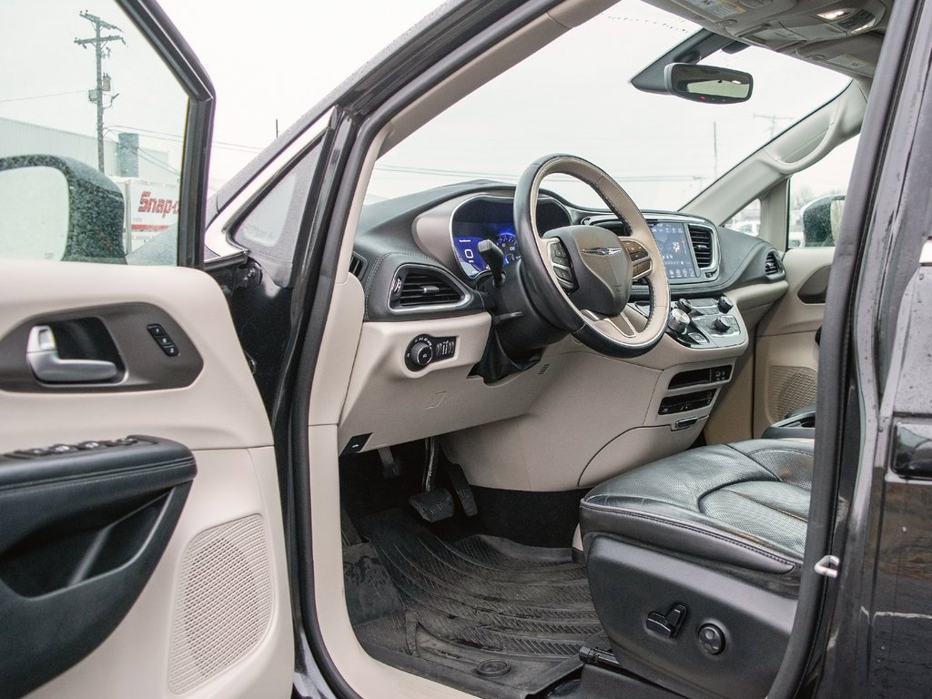 Used 2018 Chrysler Pacifica Limited image 30