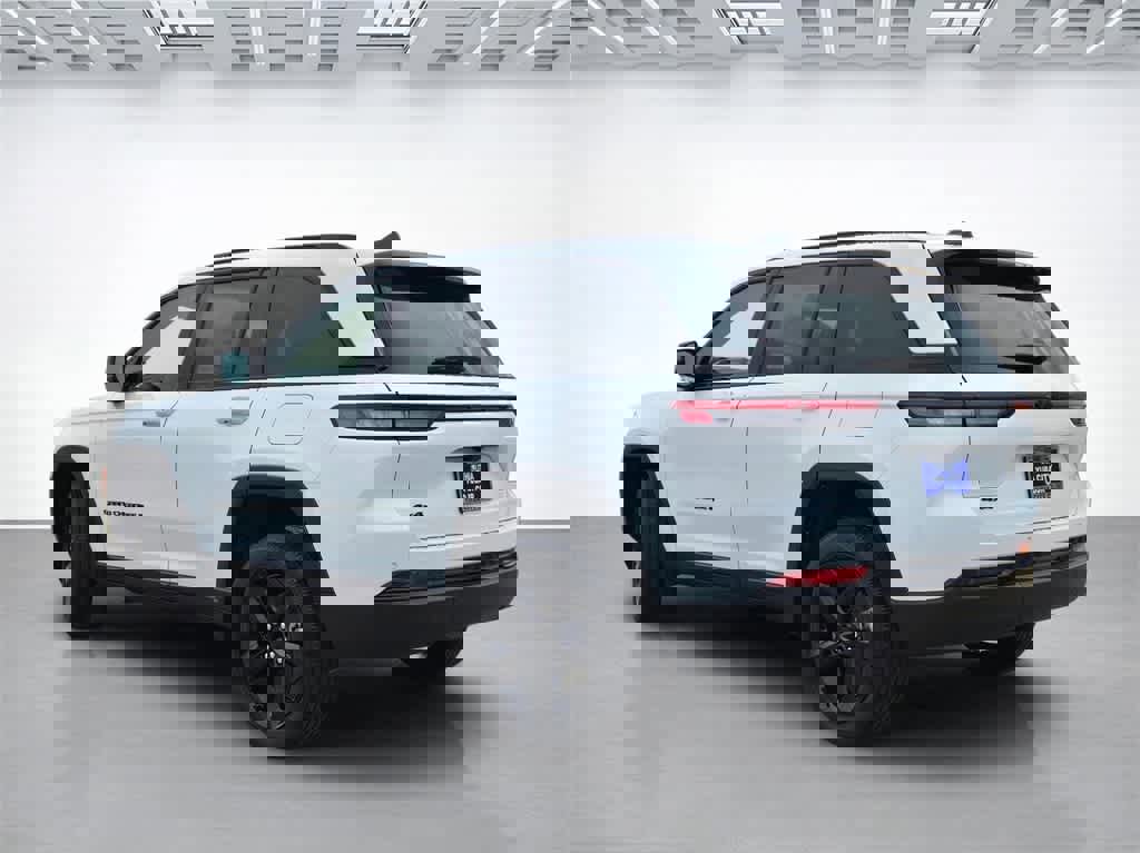 New 2025 Jeep Grand Cherokee Altitude image 4