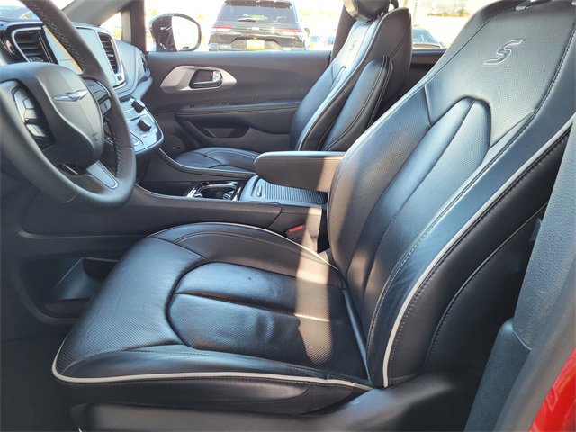 Certified 2025 Chrysler Pacifica Limited image 14