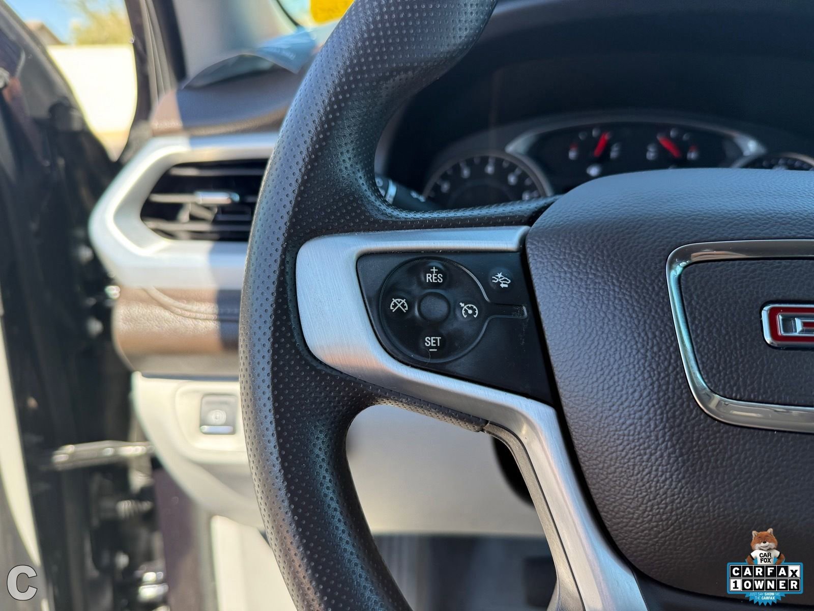 Used 2022 GMC Acadia SLE image 27