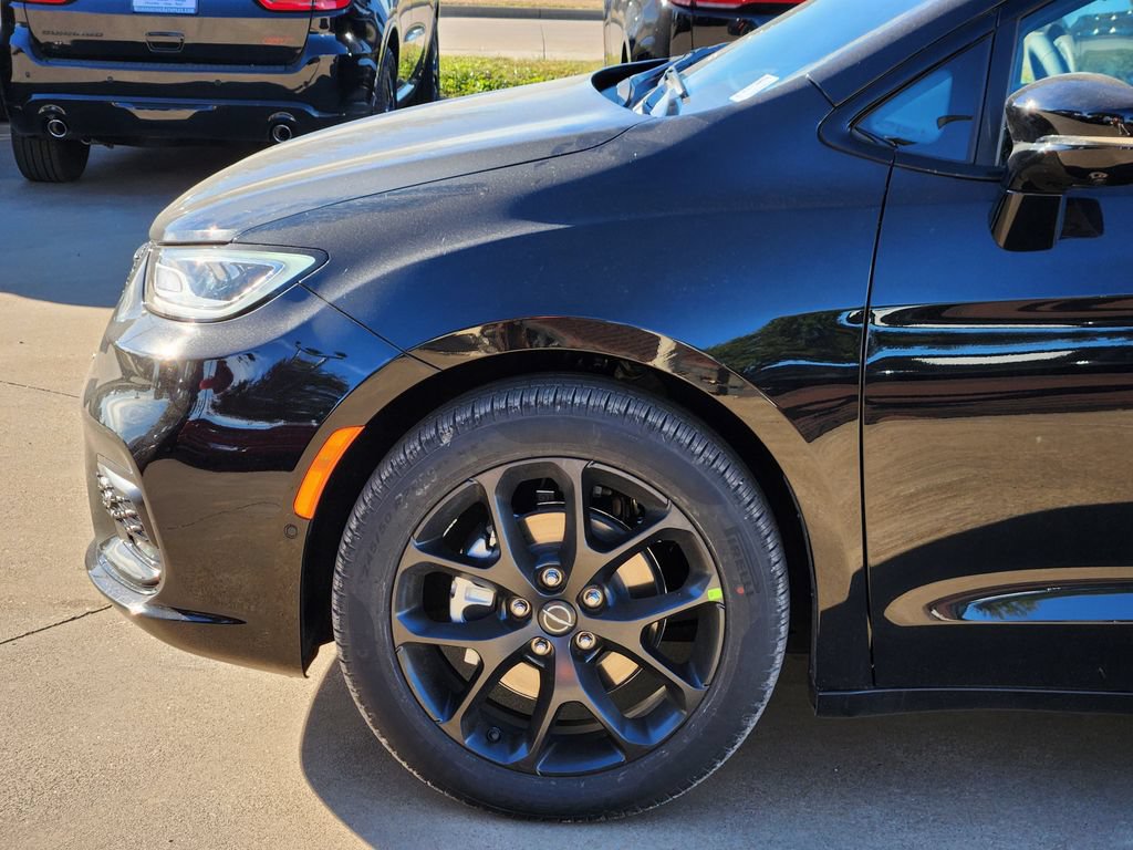 New 2026 Chrysler Pacifica Limited w/ S Appearance Package image 6