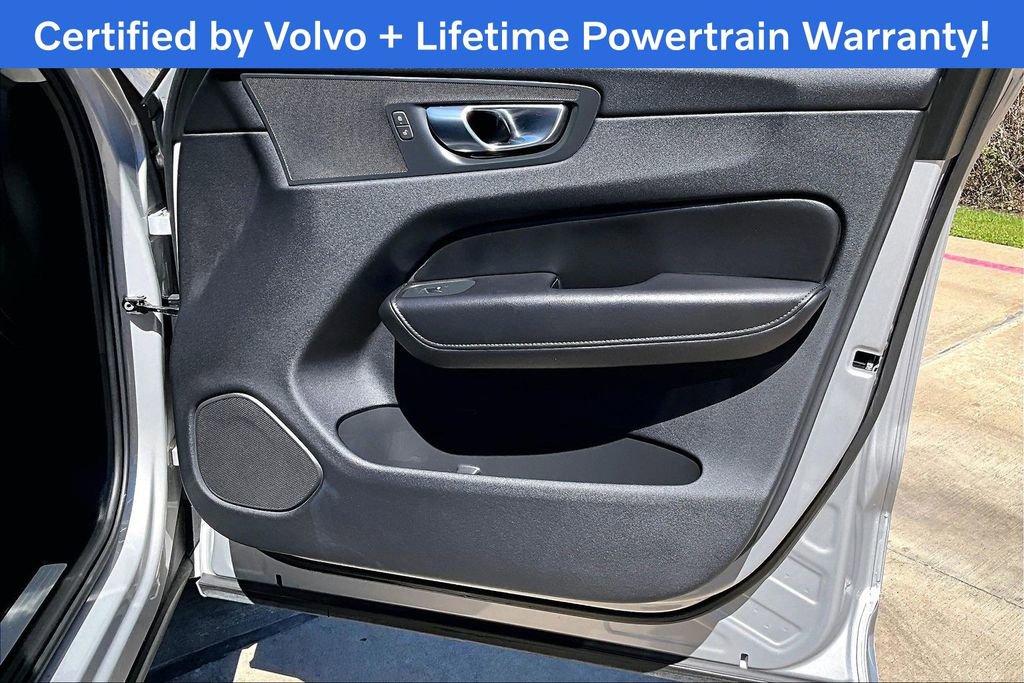Used 2025 Volvo XC60 B5 Plus image 25