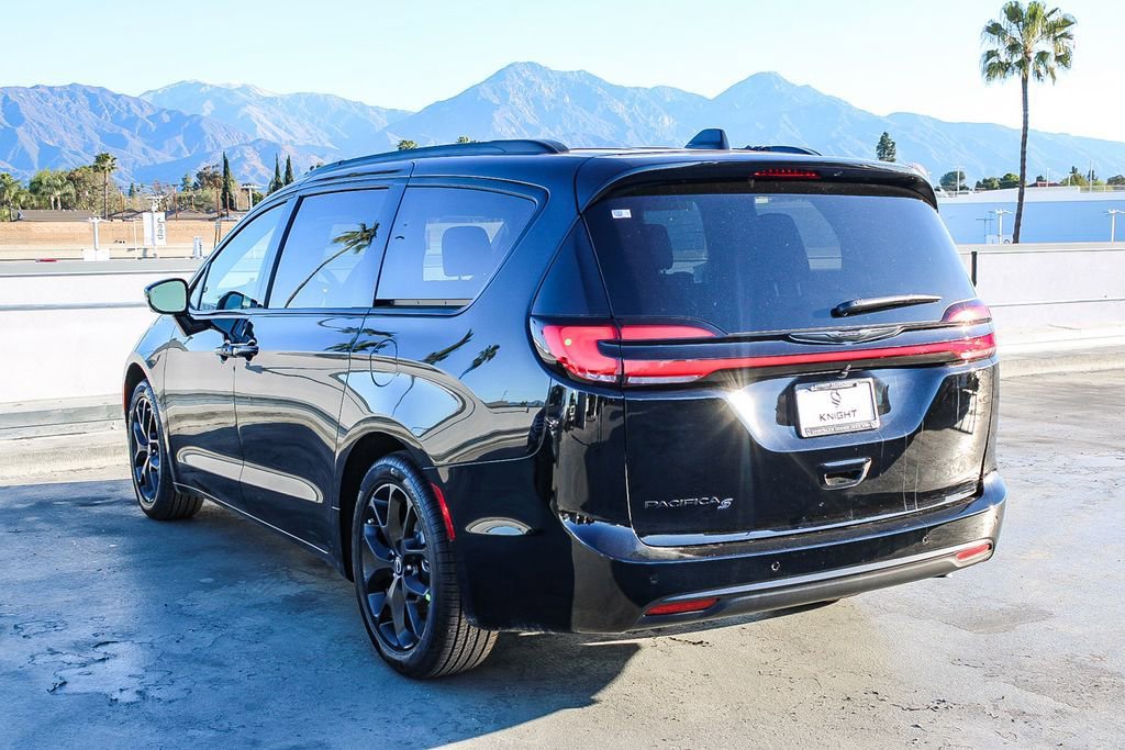 New 2026 Chrysler Pacifica Select w/ S Appearance Package image 5