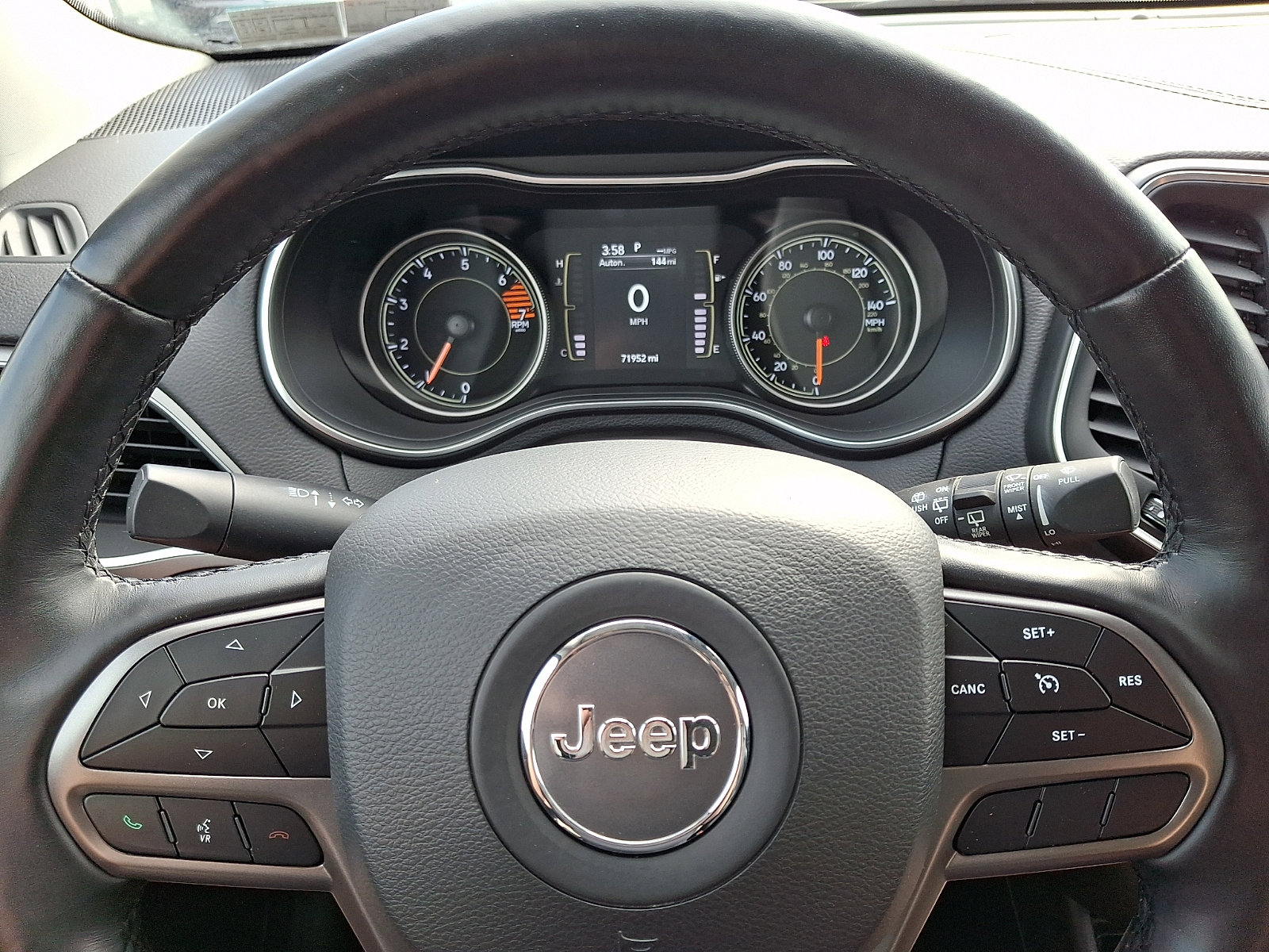 Used 2020 Jeep Cherokee Latitude Plus w/ Comfort/Convenience Group AWD/4WD image 19