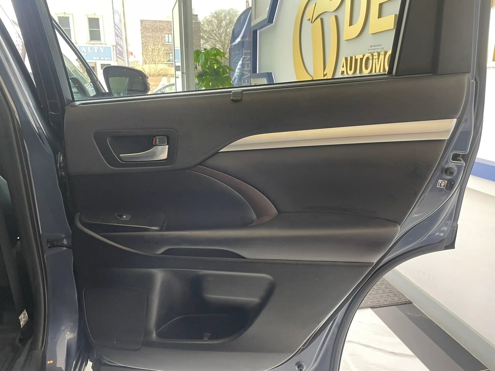 Used 2019 Toyota Highlander XLE AWD/4WD image 22