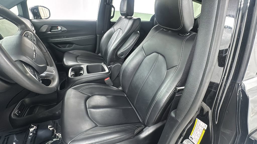 Used 2025 Chrysler Pacifica Select image 10