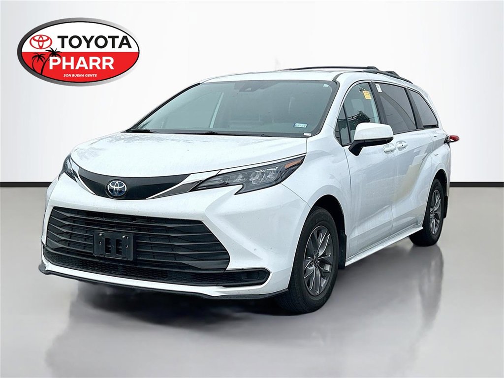 Used 2025 Toyota Sienna LE image 1