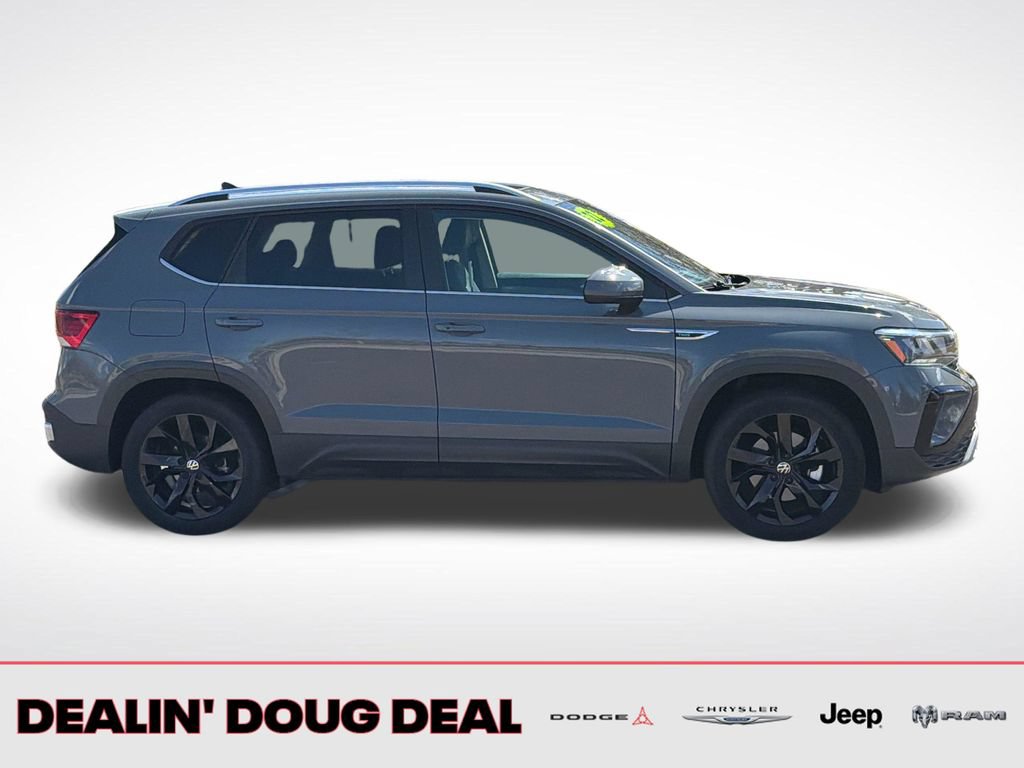 Used 2022 Volkswagen Taos SE FWD image 6