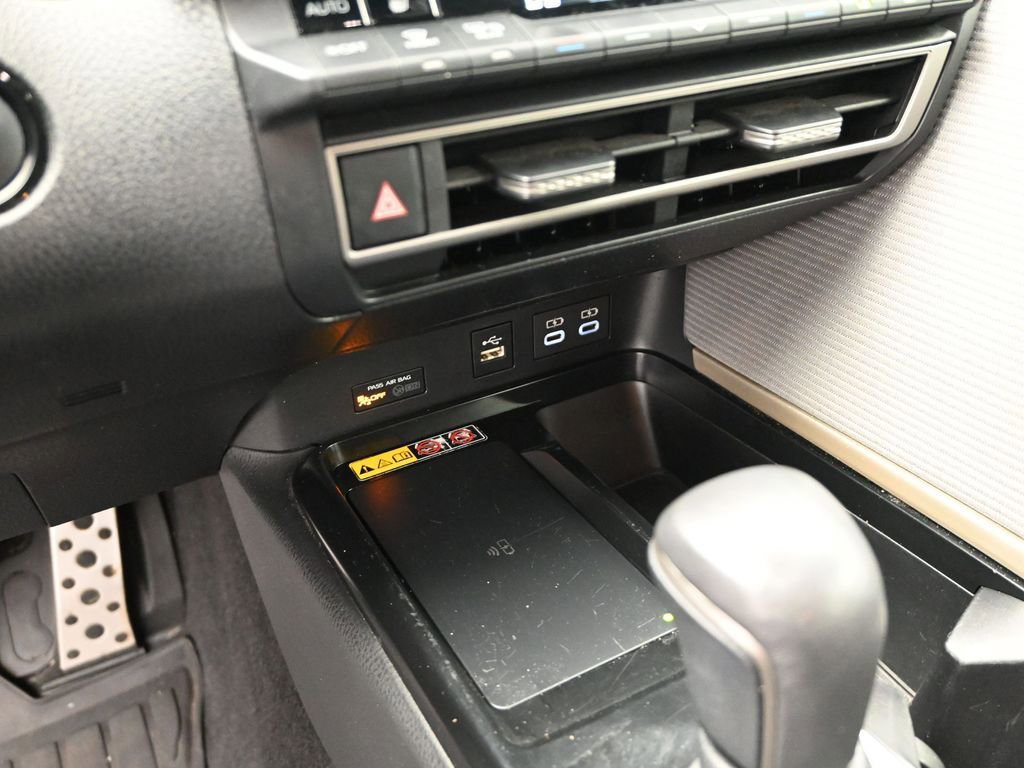 Used 2025 Toyota Camry SE w/ Convenience Package image 17