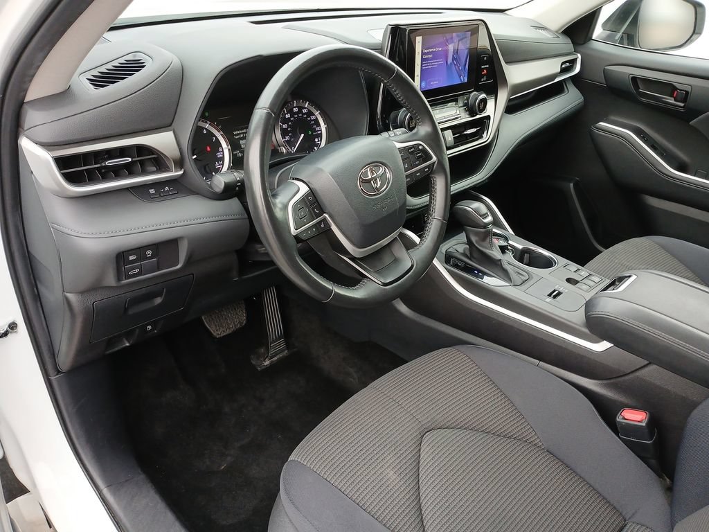 Used 2024 Toyota Highlander LE FWD image 10