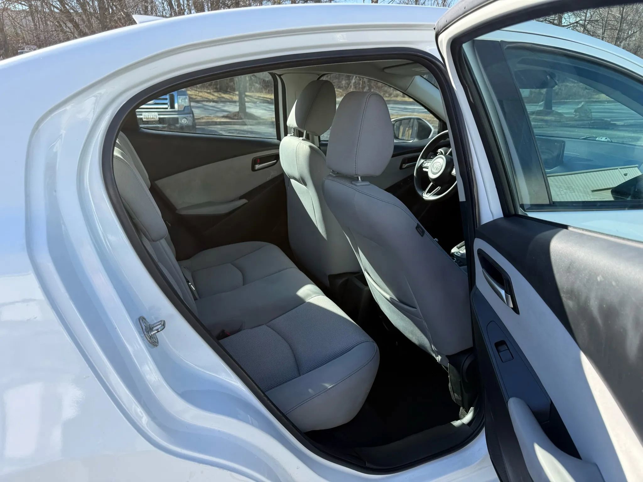 Used 2019 Toyota Yaris L image 16