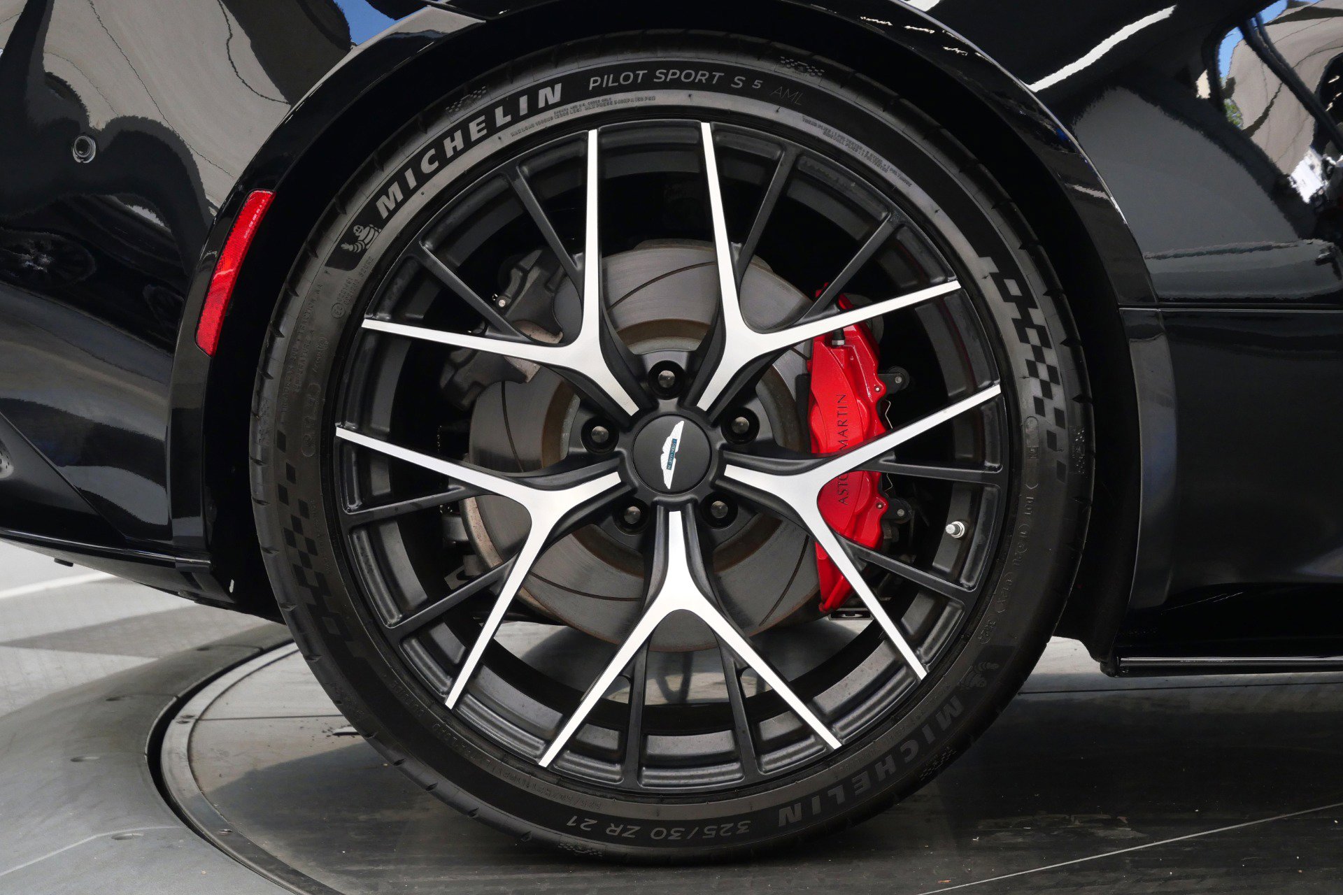 Used 2025 Aston Martin DB12 Convertible RWD image 39