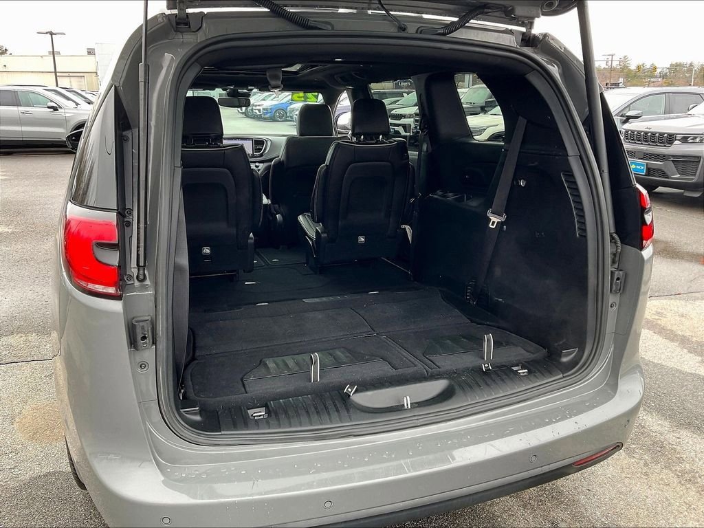 Used 2025 Chrysler Pacifica Limited FWD image 36