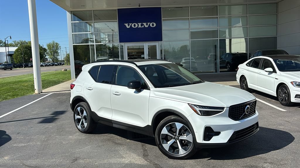 Certified 2026 Volvo XC40 B5 Plus AWD/4WD image 2