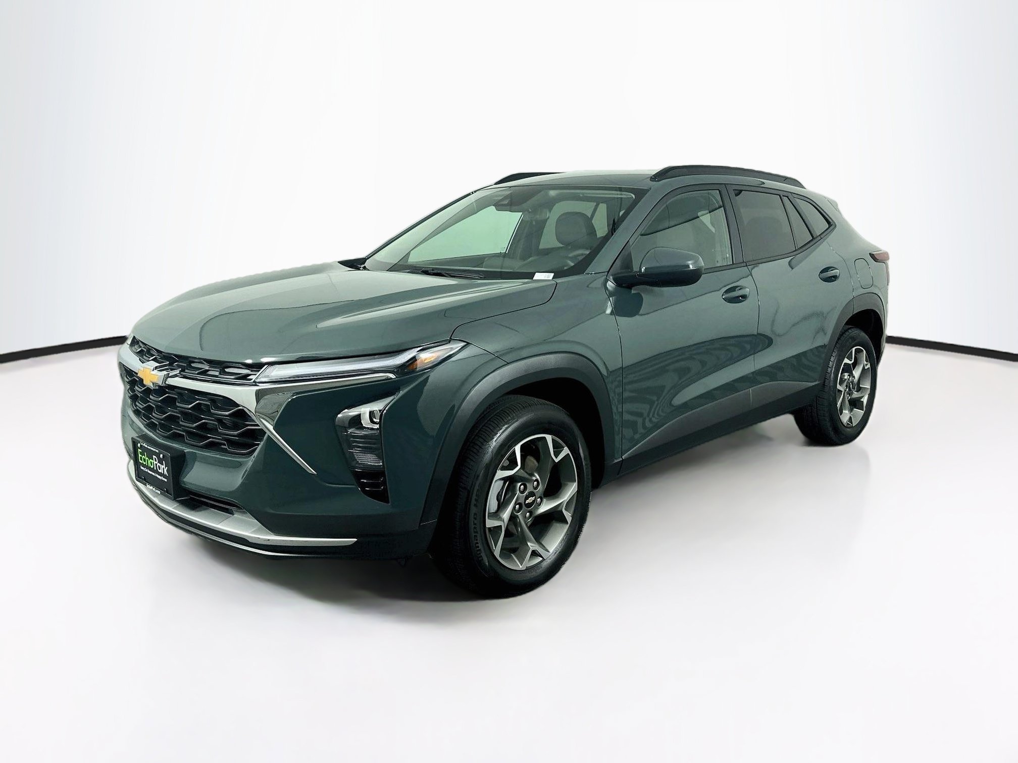 Used 2025 Chevrolet Trax LT FWD image 3