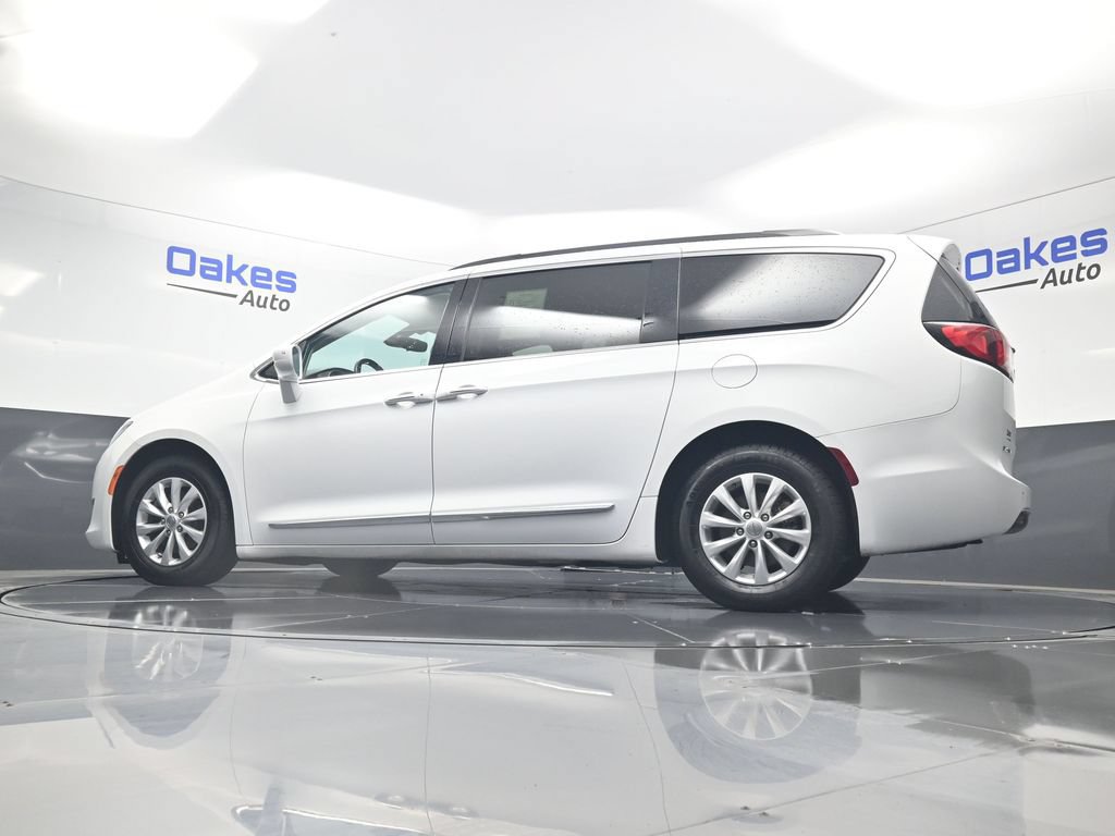 Used 2017 Chrysler Pacifica Touring-L FWD image 38