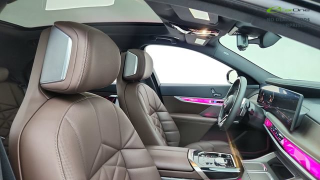 Used 2023 BMW 740i w/ Parking Assistance Package RWD image 21