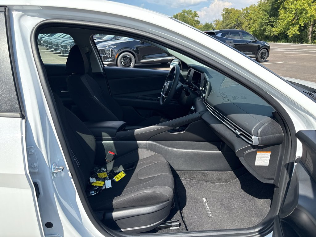 Used 2025 Hyundai Elantra Hybrid FWD image 27